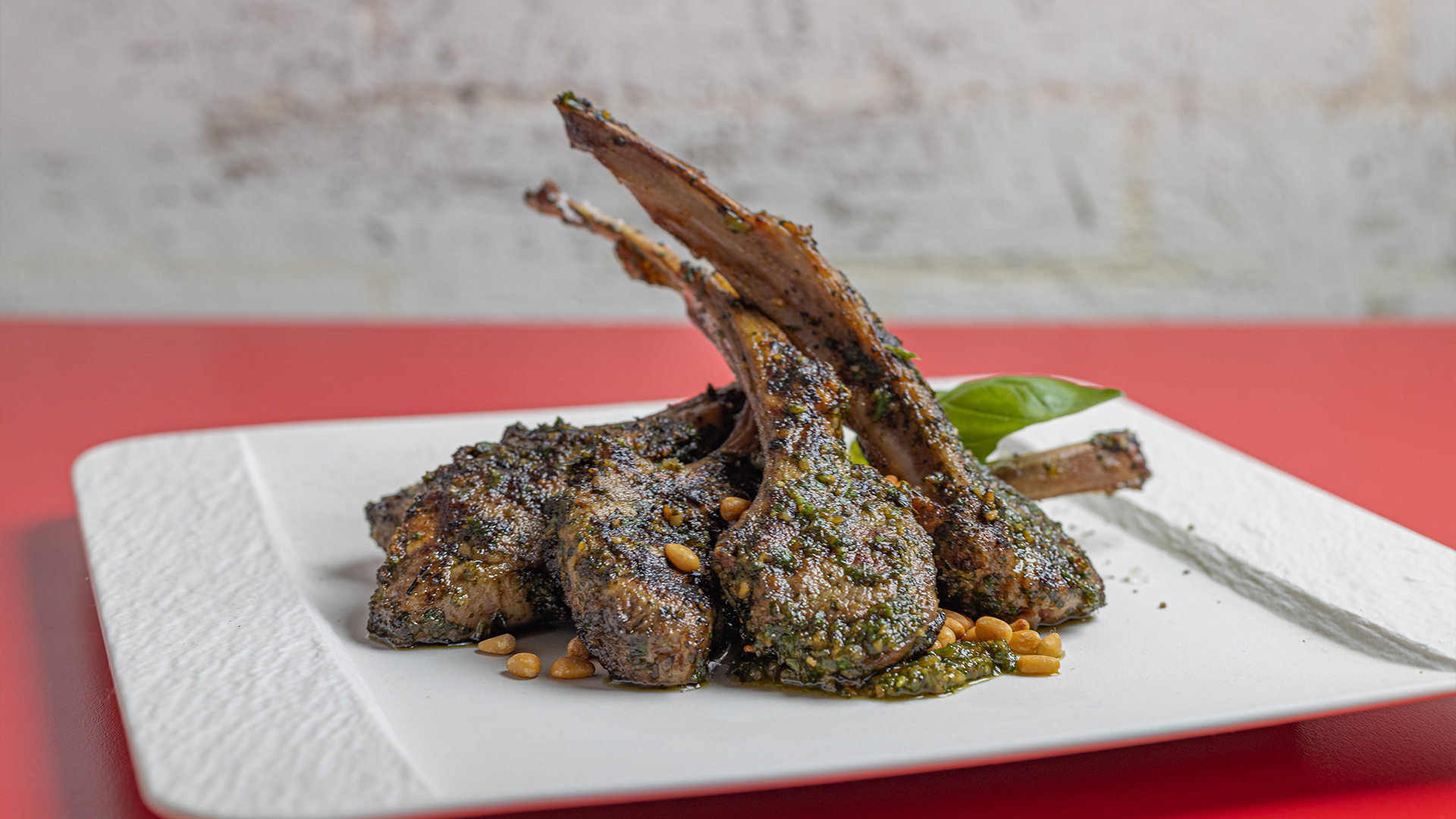 Grilled lamb chops with basil and clove pesto