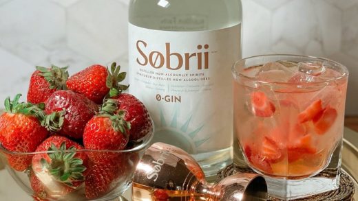 Strawberry non alcoholic gin smash