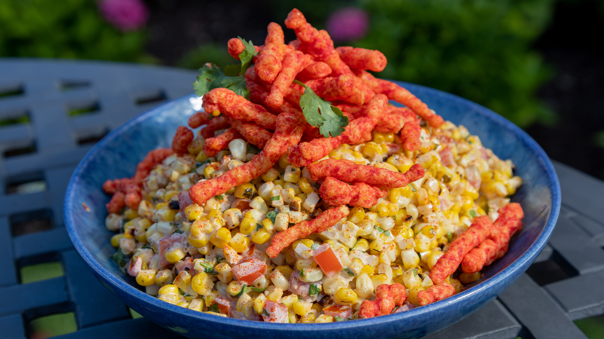 Grilled corn salad with a crunchy topping