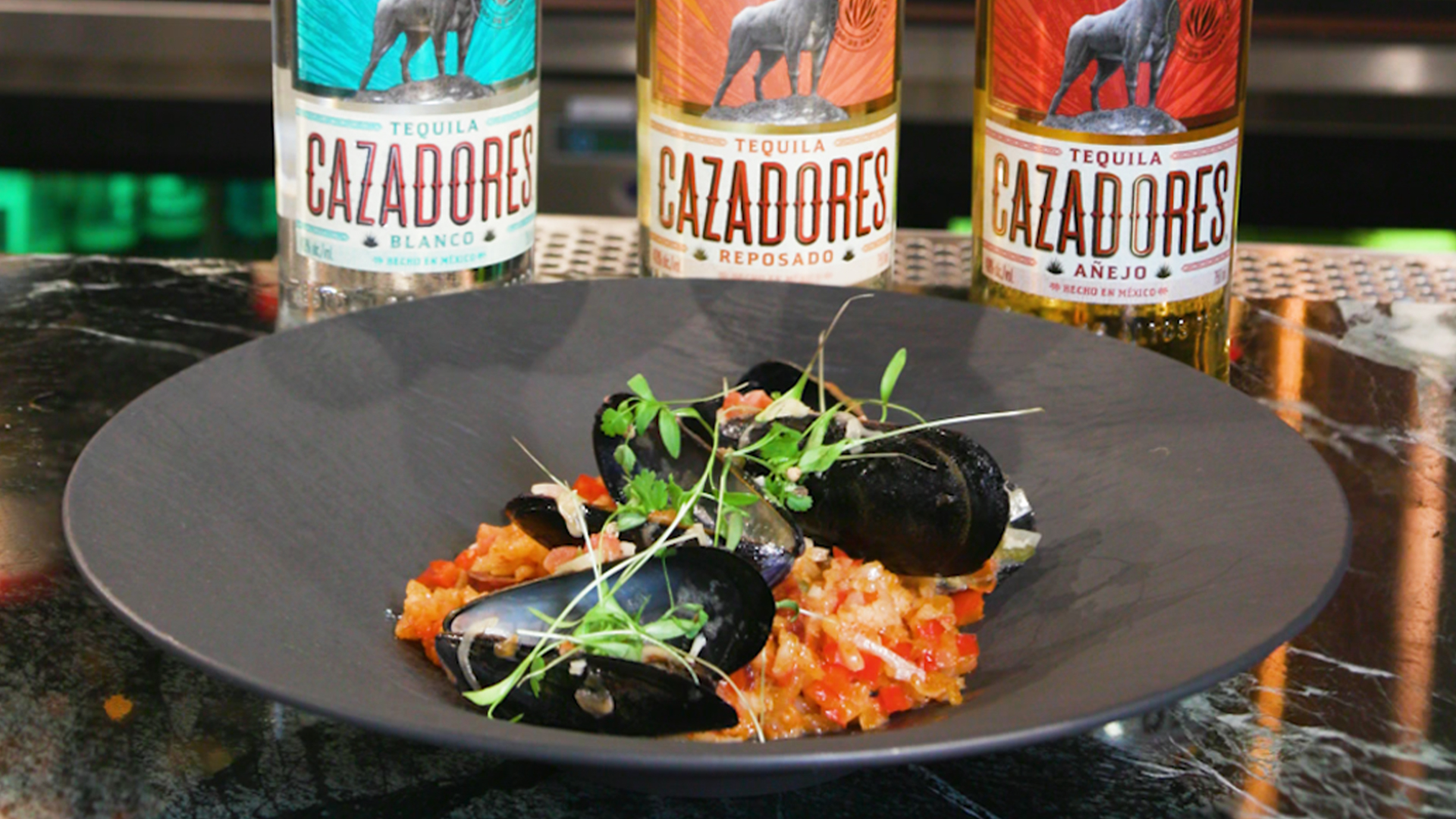 Steamed mussels with Cazadores blanco-lime-butter sauce