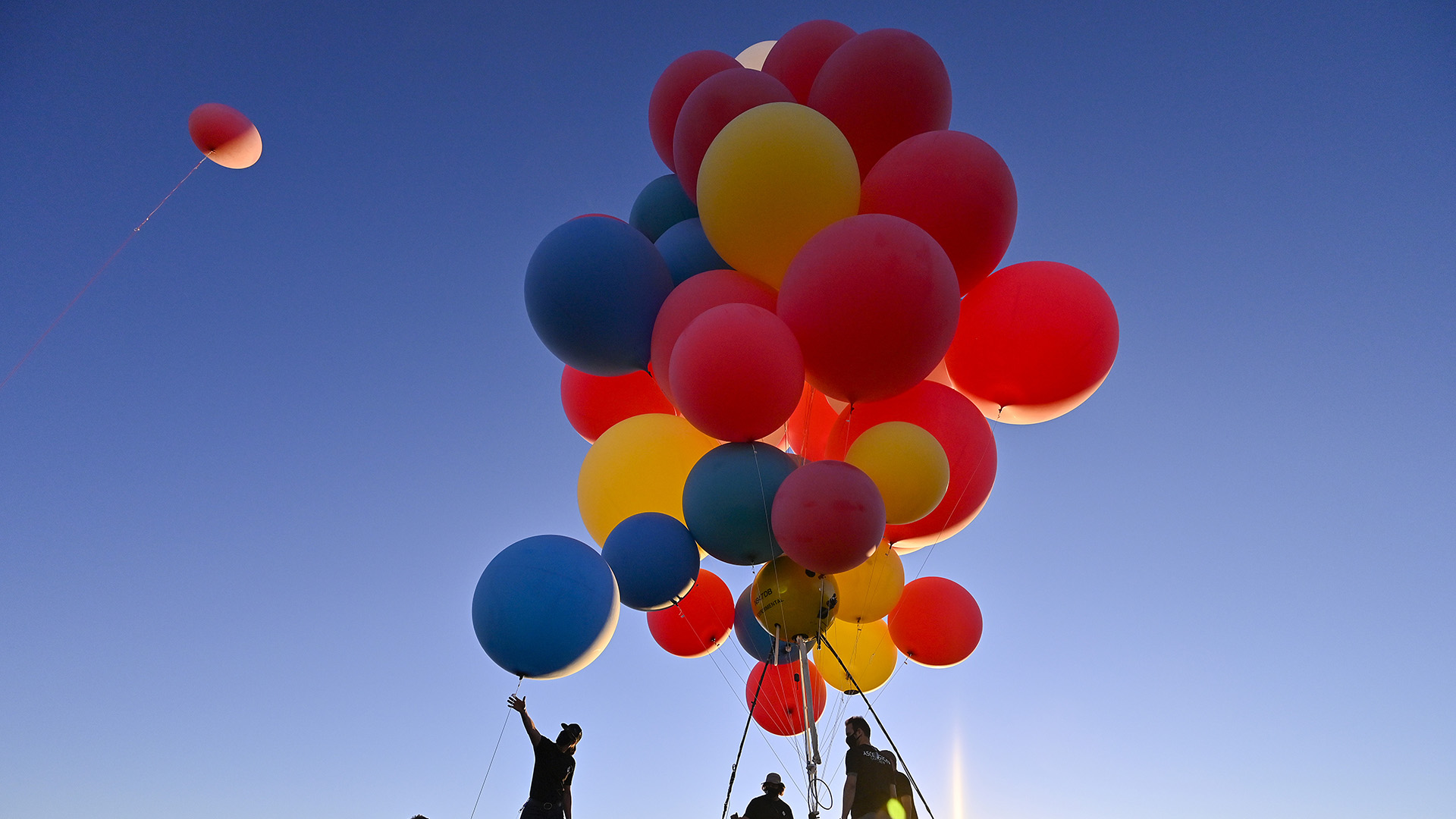 David Blaine Soars Over The U.S. Attached To Helium Balloons