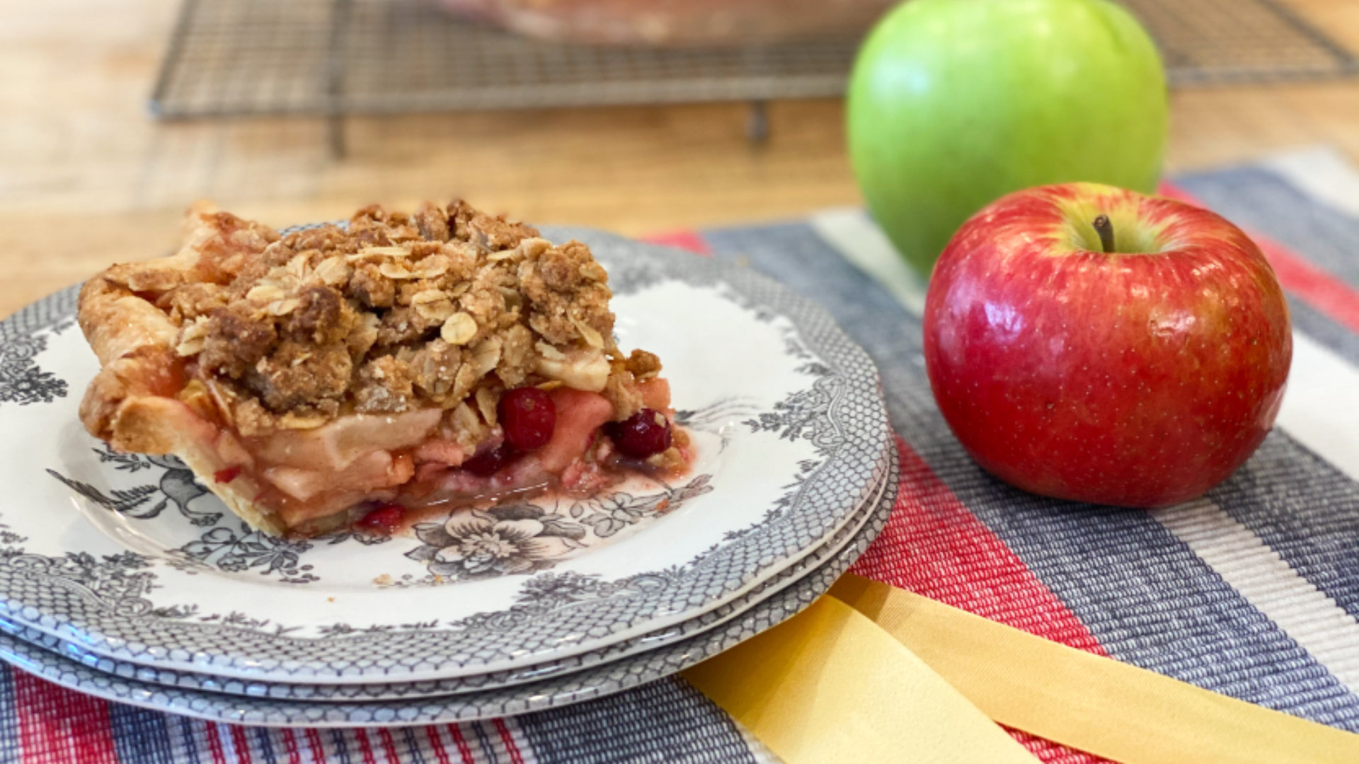 Apple cranberry pie with oat crumble