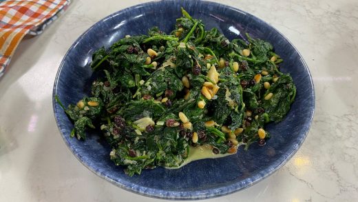 Creamed spinach, pine nuts and currants