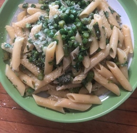 Pasta with peas, asparagus and scallions