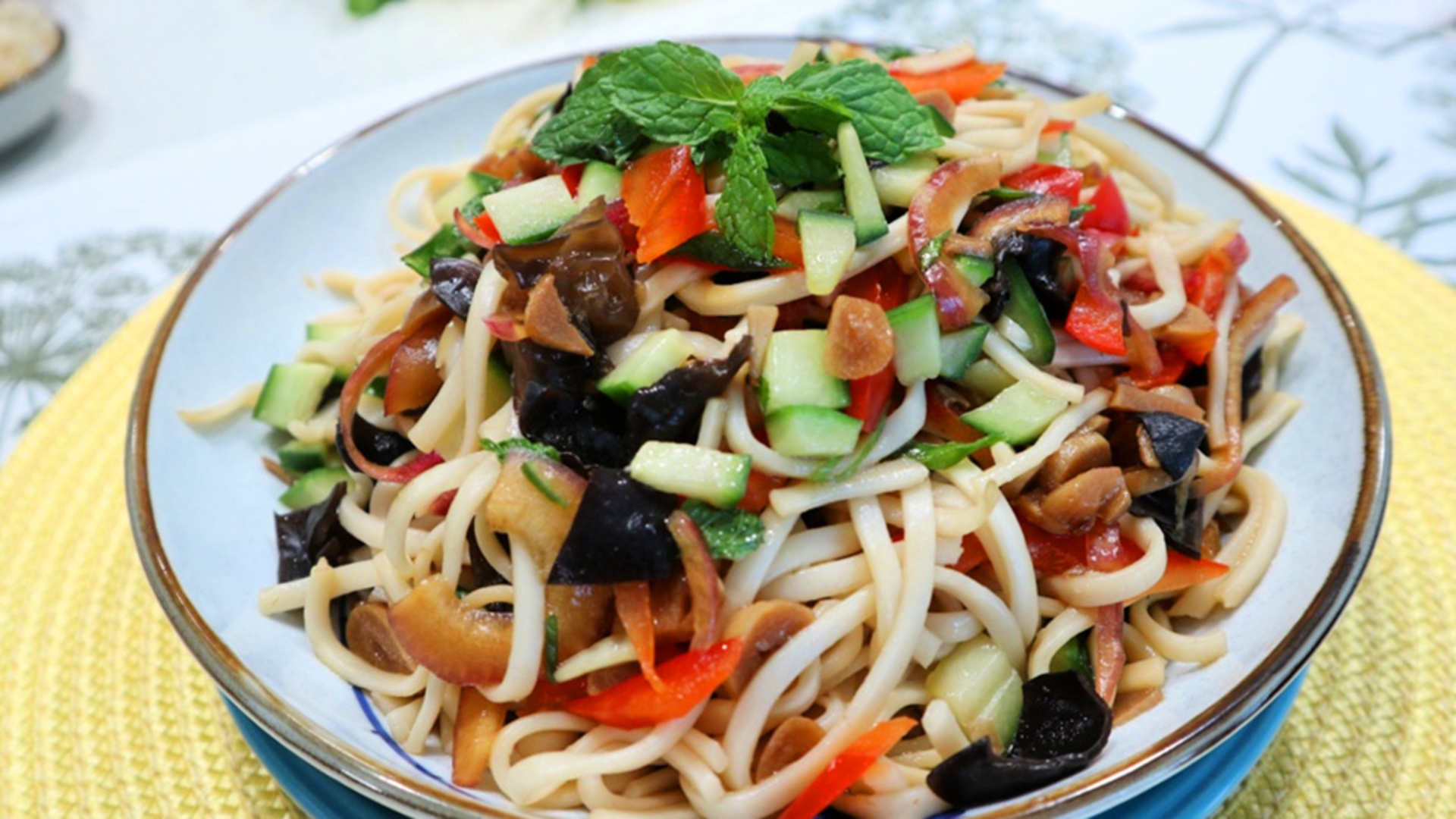 Cold noodle salad with ear mushrooms and a spicy garlic soy dressing