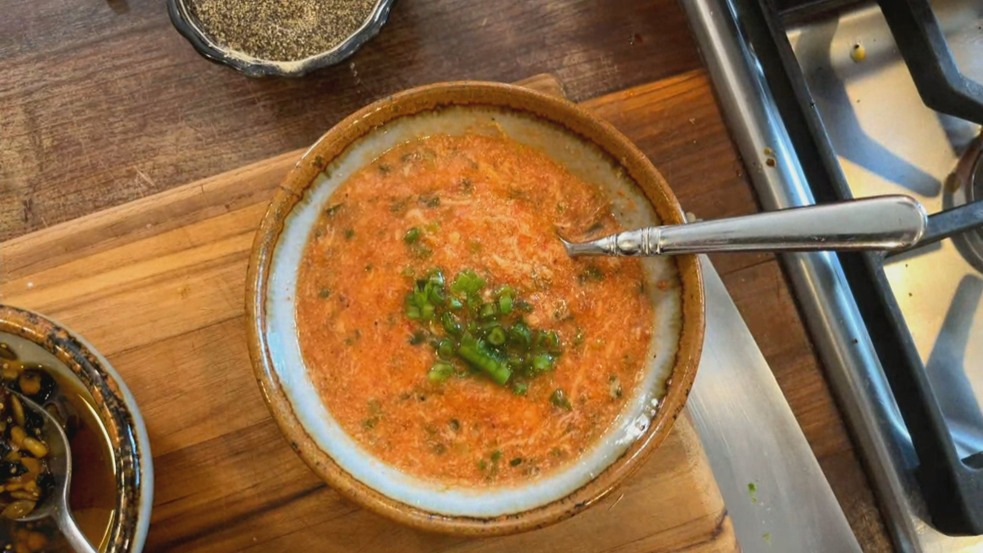 Spring onion and tomato soup with melty cheese