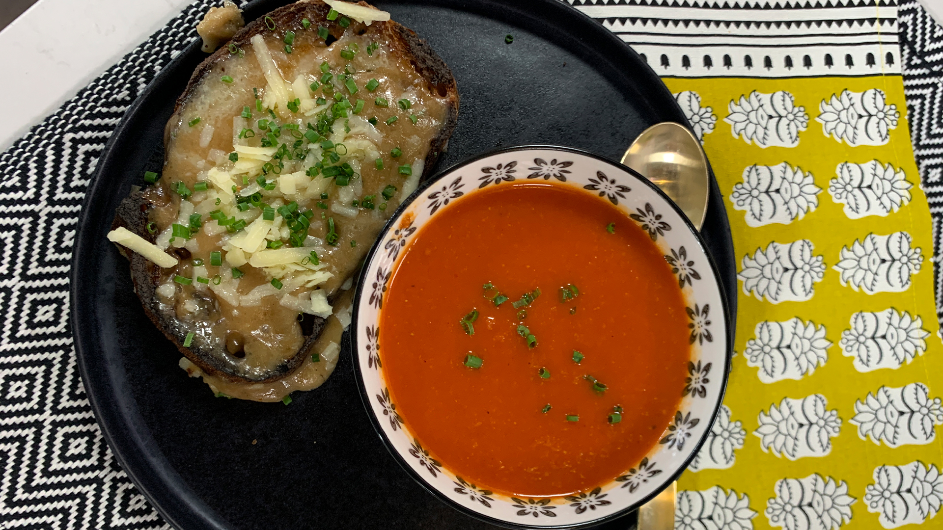Roasted red pepper and tomato soup with Welsh rarebit