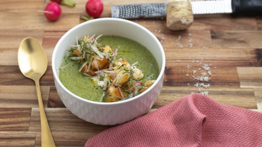 Creamy parsley soup with fresh horseradish