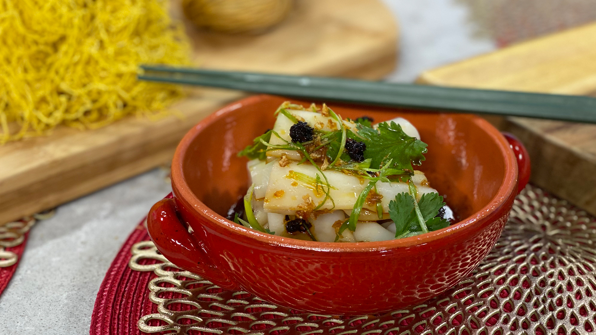Fresh rice rolls steamed with garlic soy