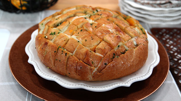 Cheesy garlic pull-apart bread