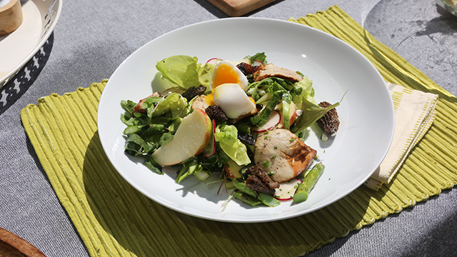 Grilled asparagus &amp; goat cheese salad with smoked chicken