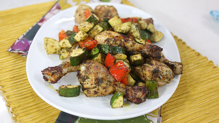 Sheet pan chicken drumsticks with zucchini and peppers