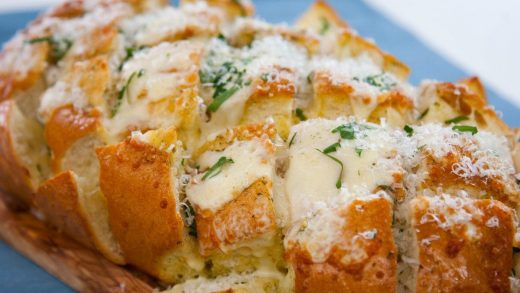Pull-apart cheesy garlic bread
