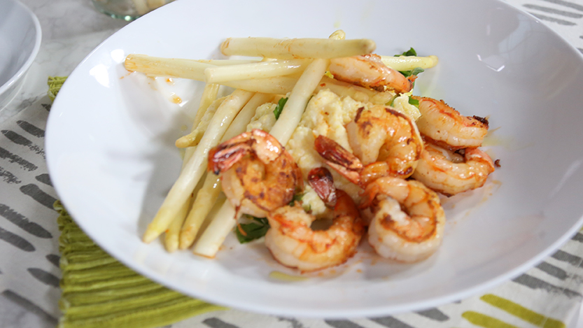 Shrimp and grits with white asparagus