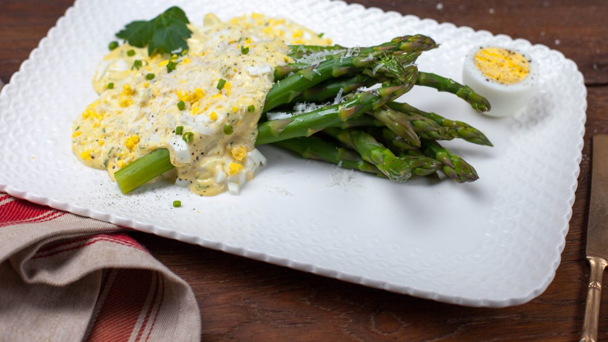 Asparagus in egg sauce