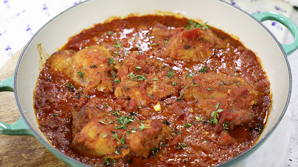 Braised chicken thighs with tomato sauce