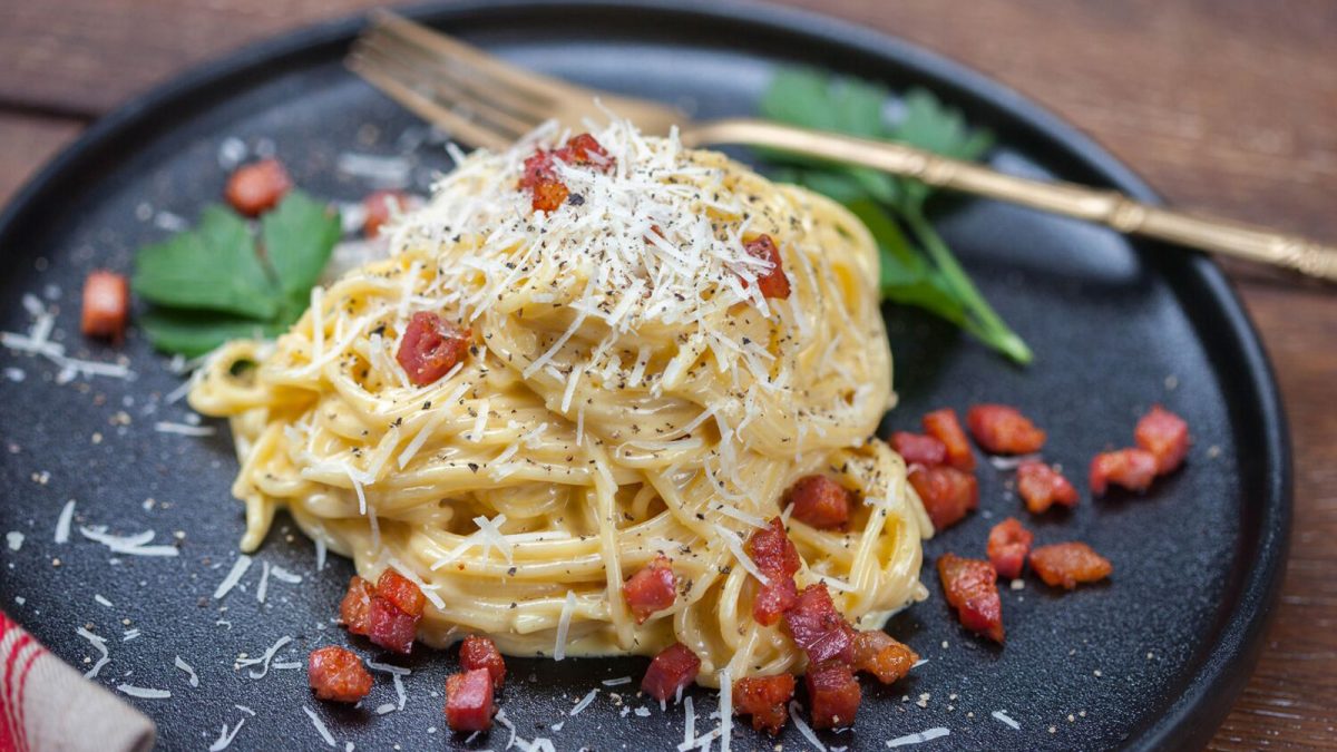 Spaghetti carbonara (Spaghetti alla carbonara)