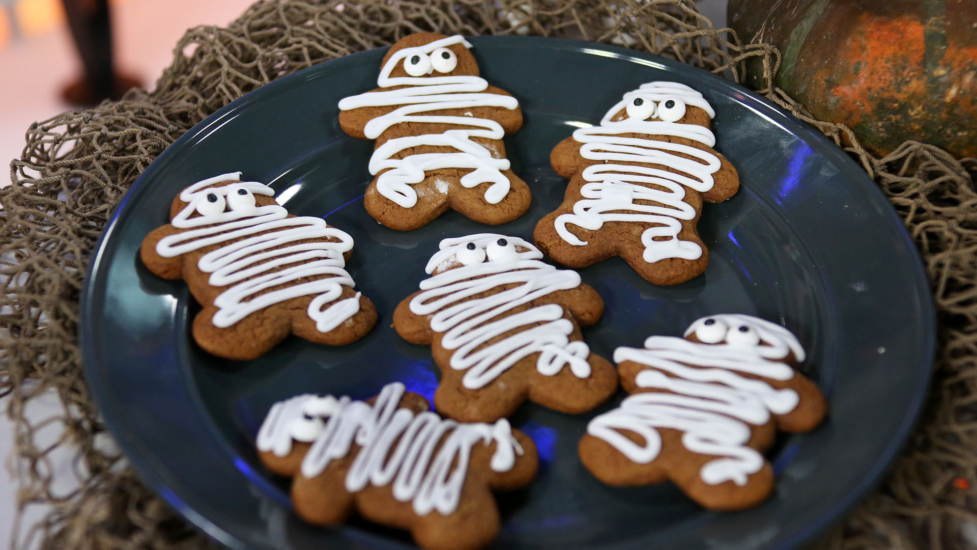 Gingerbread mummies