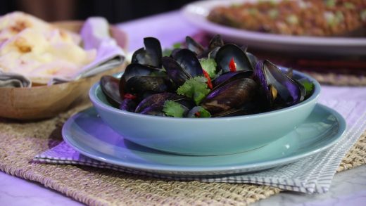 Steamed mussels in red Thai curry sauce