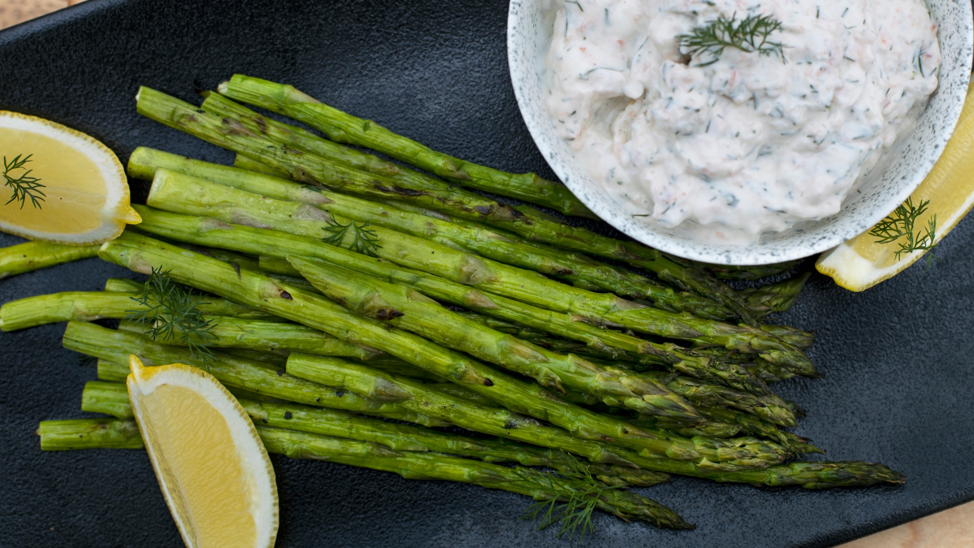 Grilled asparagus with smoked salmon dip