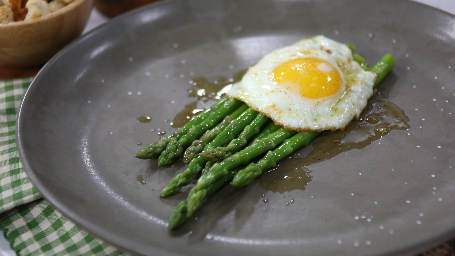 Blanched asparagus with runny egg