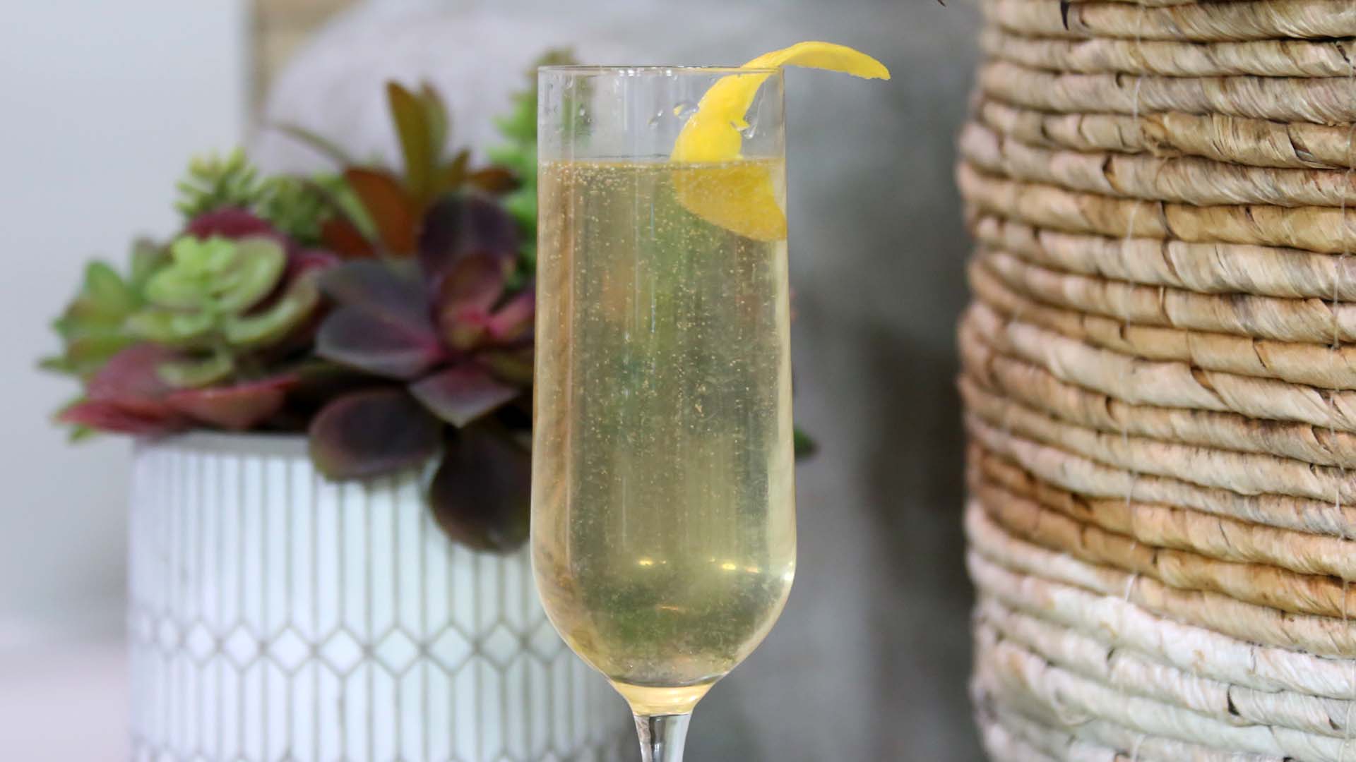 'French Canadian' cocktail with gin, lemon juice, simple syrup and