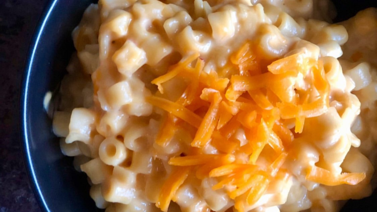 Macaroni and cheese with cheddar and milk