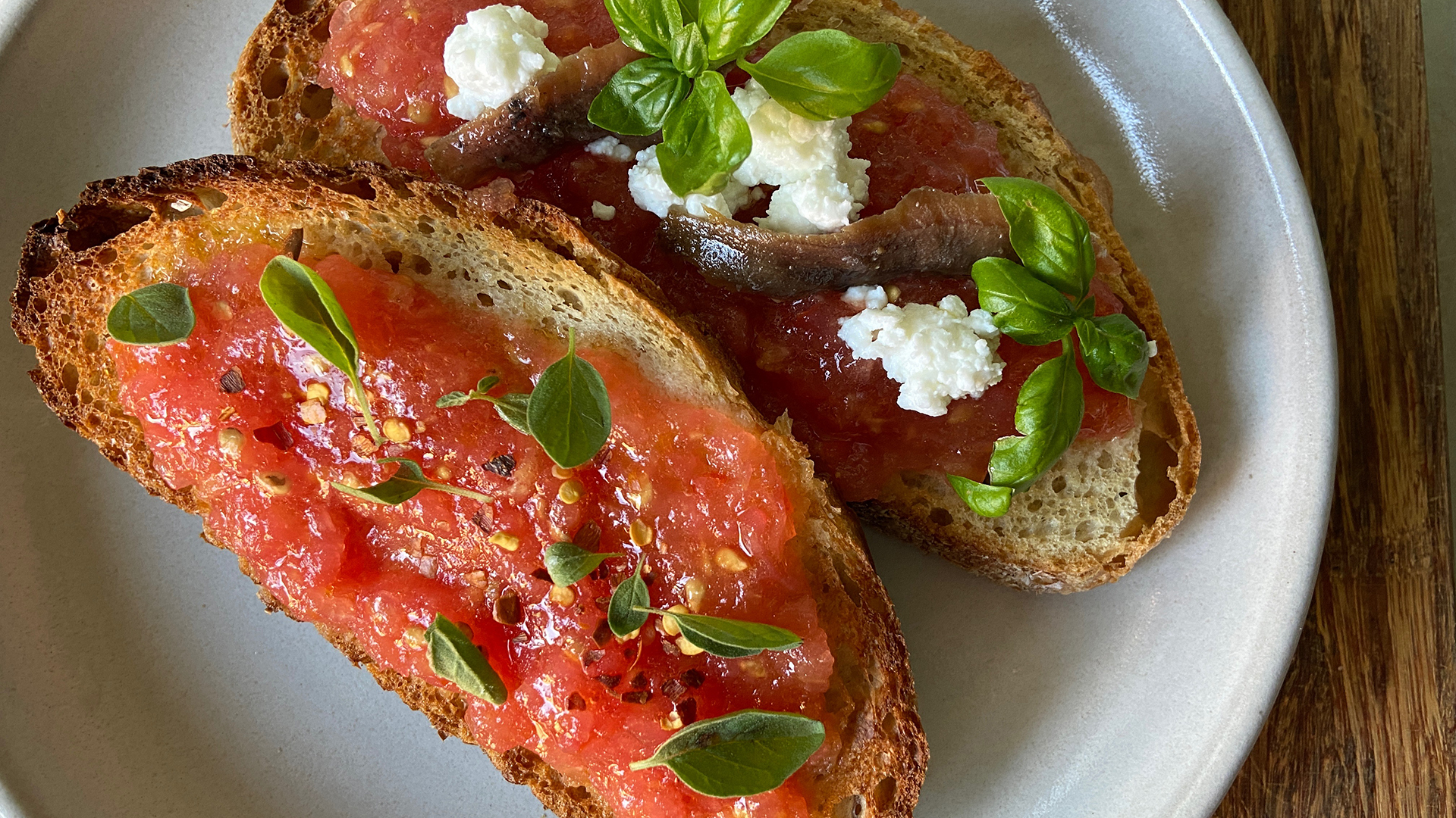 Pan con Tomate (lunchy tomato toast)