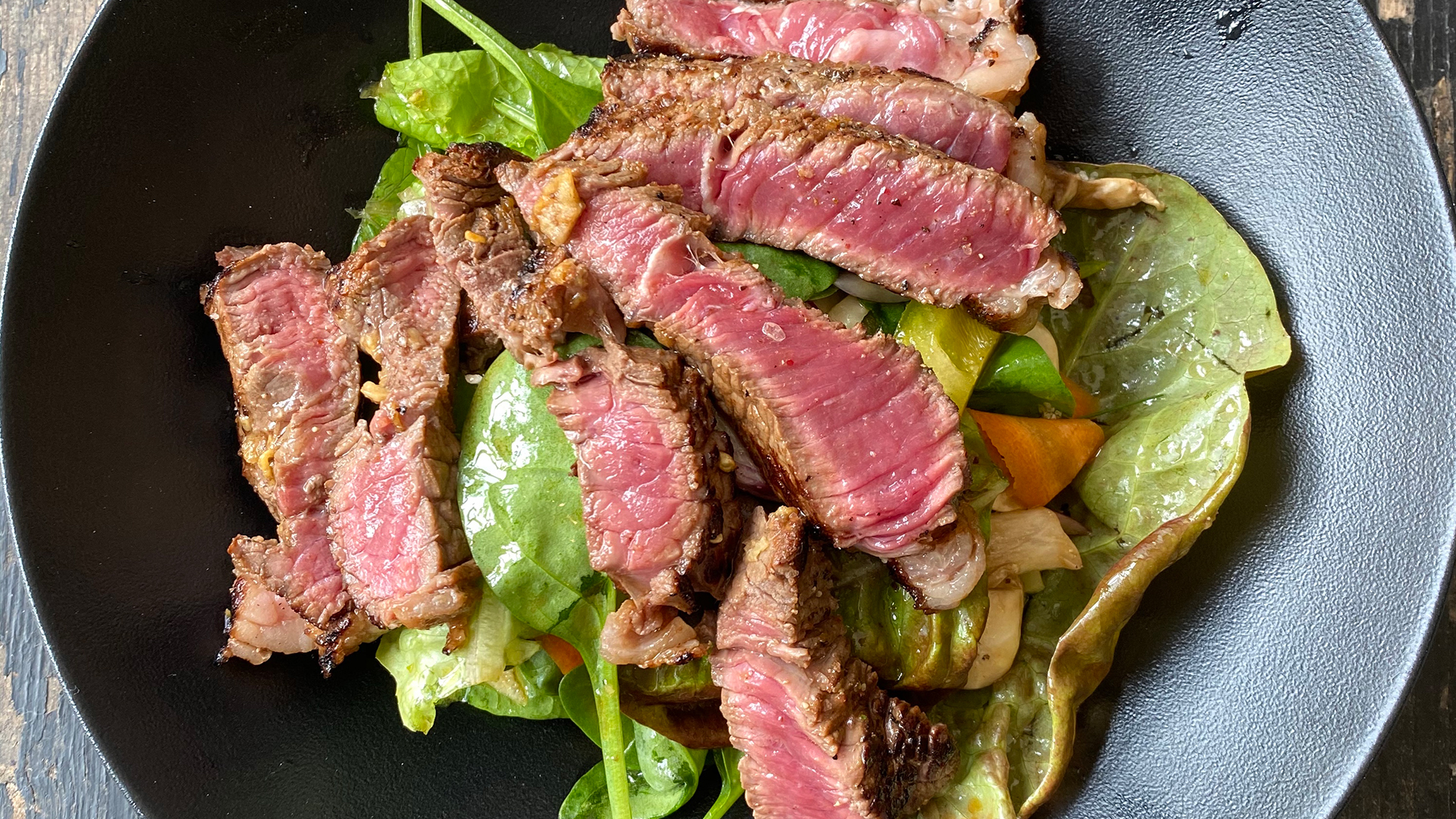 Seared beef and new onions salad